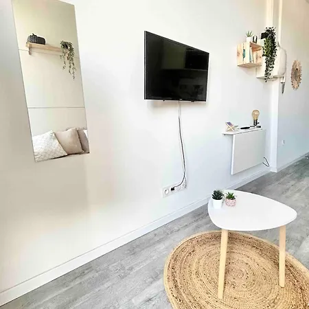 Cozy Bright Downtown With Balcony & Wi-fi Апартаменты Йер