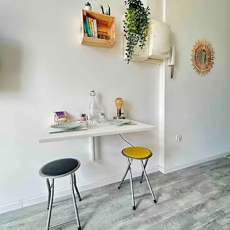 Apartmán Cozy Bright Downtown With Balcony & Wi-fi Hyères