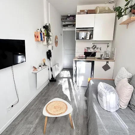 Апартаменты Cozy Bright Downtown With Balcony & Wi-fi Йер